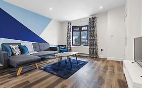 Walsall - 4 Bedroom House, Wi-Fi, Garden , Sleeps 8 - Jrr Stays