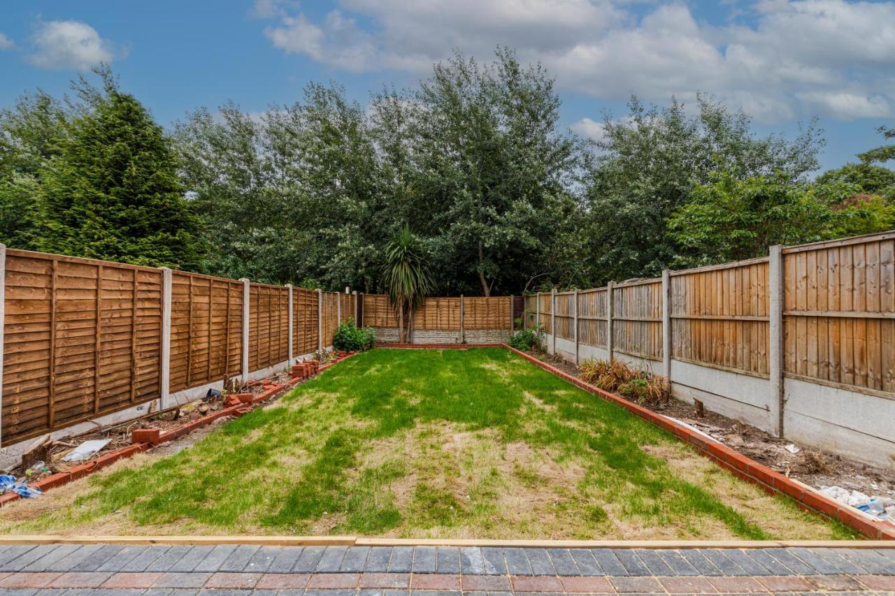 Walsall - 4 Bedroom House, Wi-Fi, Garden , Sleeps 8 - Jrr Stays Bescot Exterior photo